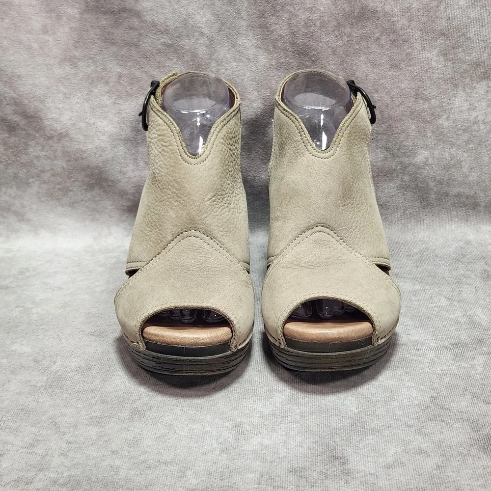 Dansko Vanda 38 Beige Pebbled Leather Peep Toe Wedge Platform Wedge Sandals